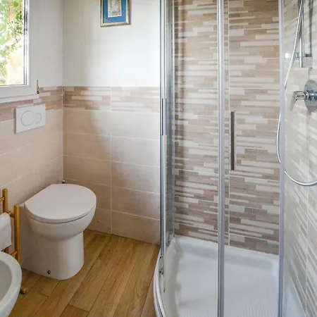 1 Bedroom Lovely In فلورنس